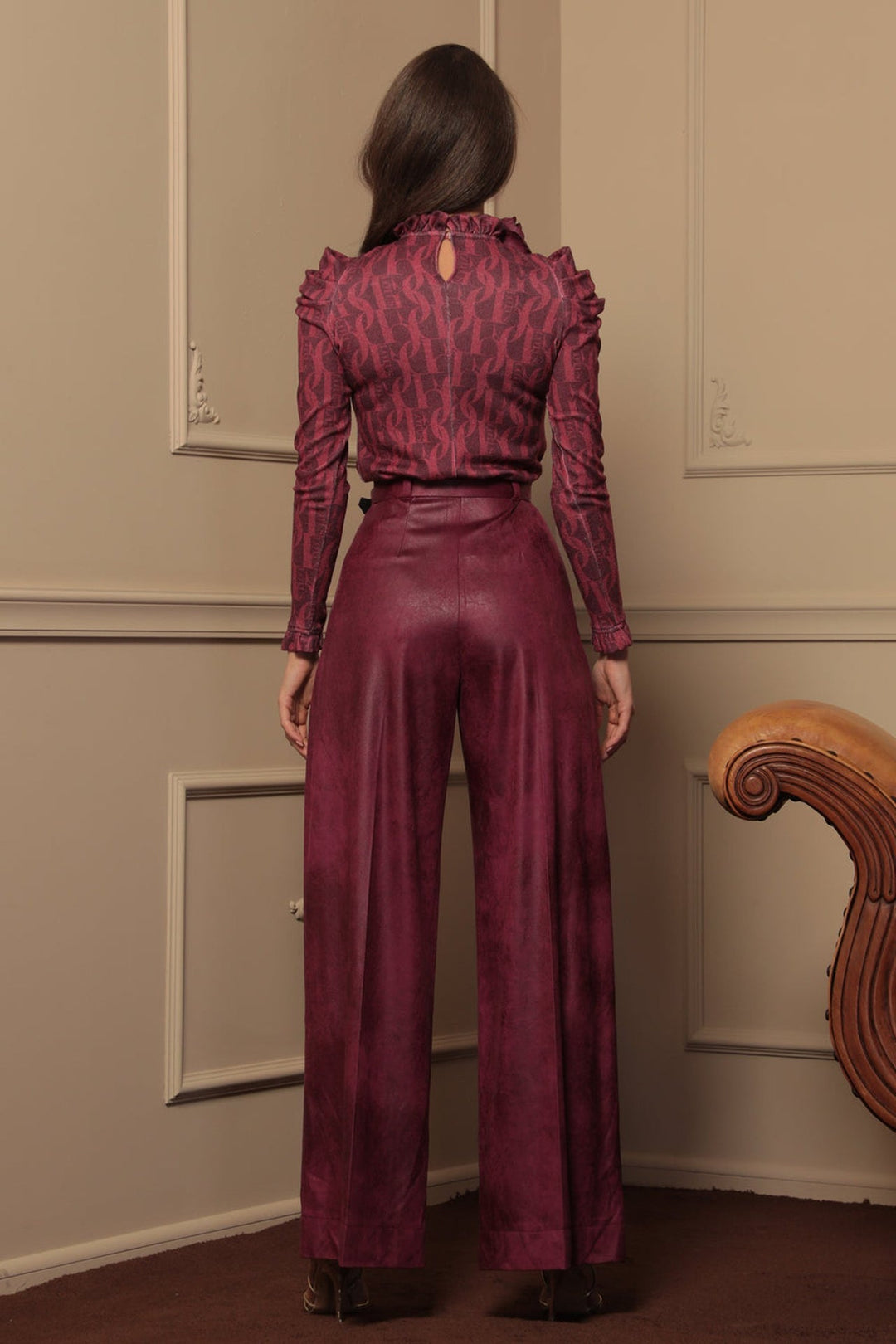 BLOUSE WITH GATHERED NECKLINE AND LOGO PRINT - BURGUNDY LOGO JIORO БЛУЗА ОТ ФИНО ПЛЕТИВО - BURGUNDY LOGO JIORO