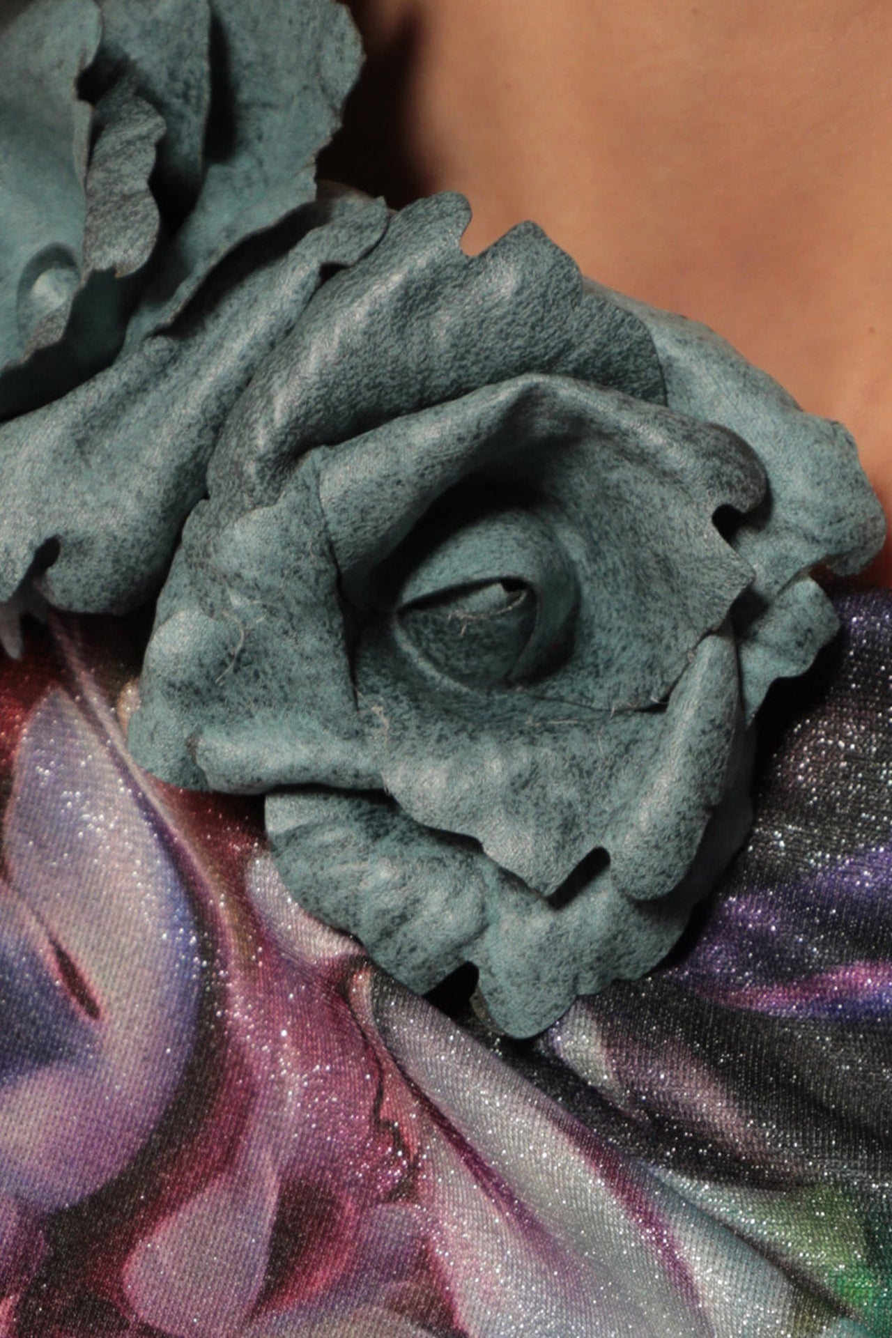 SMALL SUEDE-LOOK BLUE ROSE BROOCH JIORO РЪЧНО ИЗРАБОТЕНА БРОШКА ОТ ВЕЛУР МАЛКО ЦВЕТЕ В АЗУРНО СИНЬО JIORO