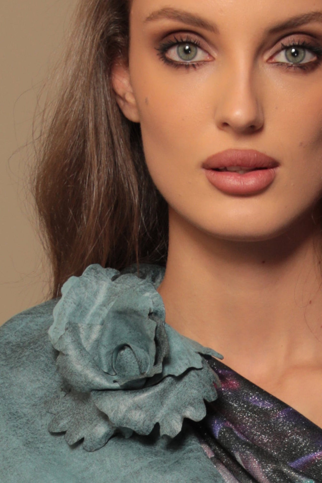 MEDIUM SUEDE-LOOK AZUR BLUE ROSE BROOCH JIORO РЪЧНО ИЗРАБОТЕНА БРОШКА ОТ ВЕЛУР СРЕДНО ЦВЕТЕ В АЗУРНО СИНЬО JIORO
