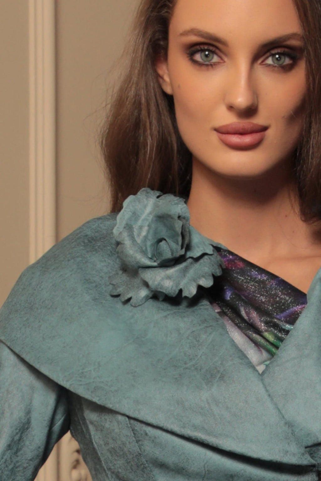 MEDIUM SUEDE-LOOK AZUR BLUE ROSE BROOCH JIORO РЪЧНО ИЗРАБОТЕНА БРОШКА ОТ ВЕЛУР СРЕДНО ЦВЕТЕ В АЗУРНО СИНЬО JIORO