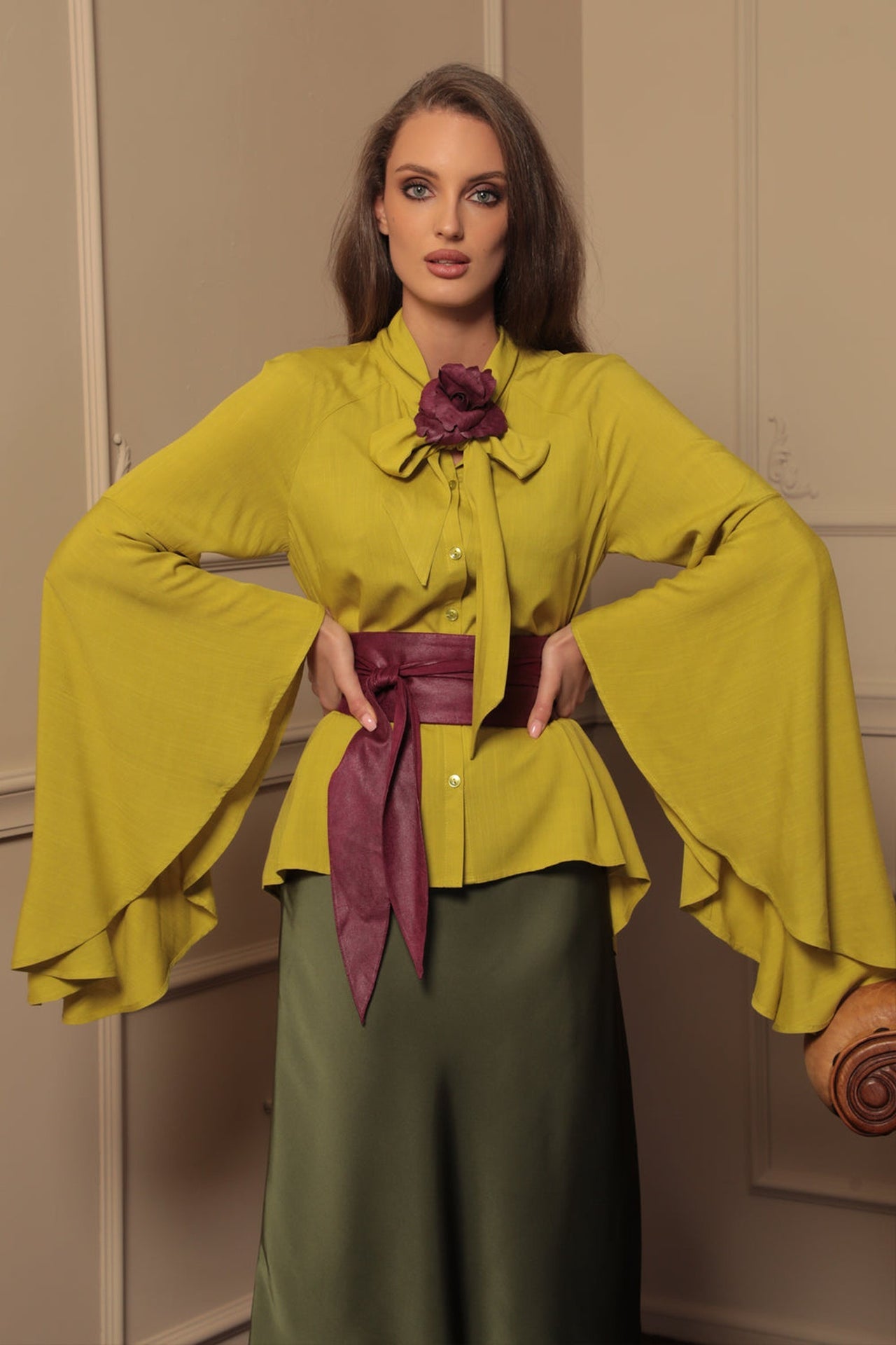 YELLOW ORCHE VISCOSE BLOUSE WITH FLARED SLEEVES - ESSENTIALS JIORO РИЗА ОТ ЗЕЛЕНА ВИСКОЗА С КЛОШ РЪКАВИ - ESSENTIALS JIORO