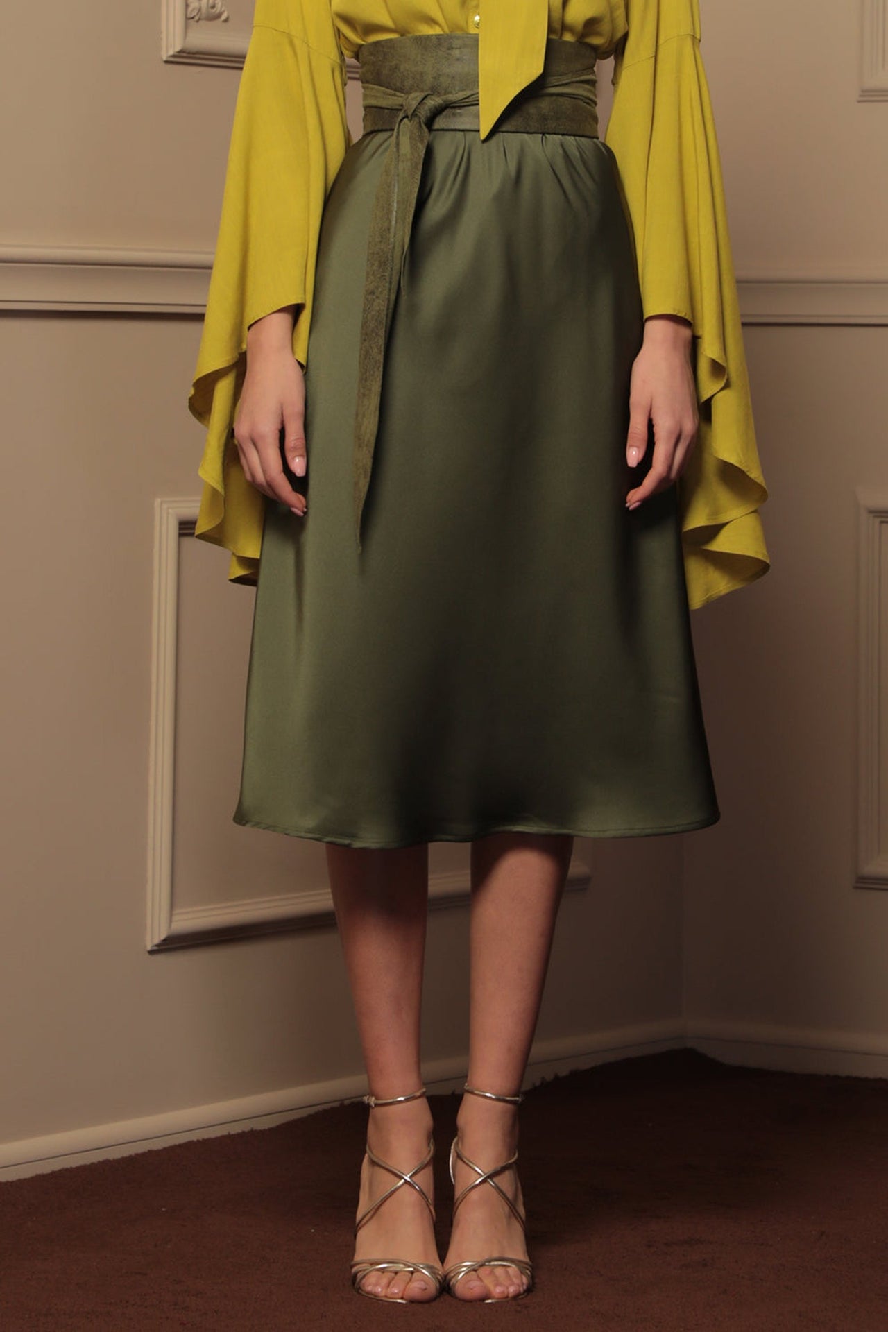 JUPE EN SATIN COUPE BIAIS AVEC CEINTURE ÉLASTIQUE VERT OLIVE - ESSENTIALS