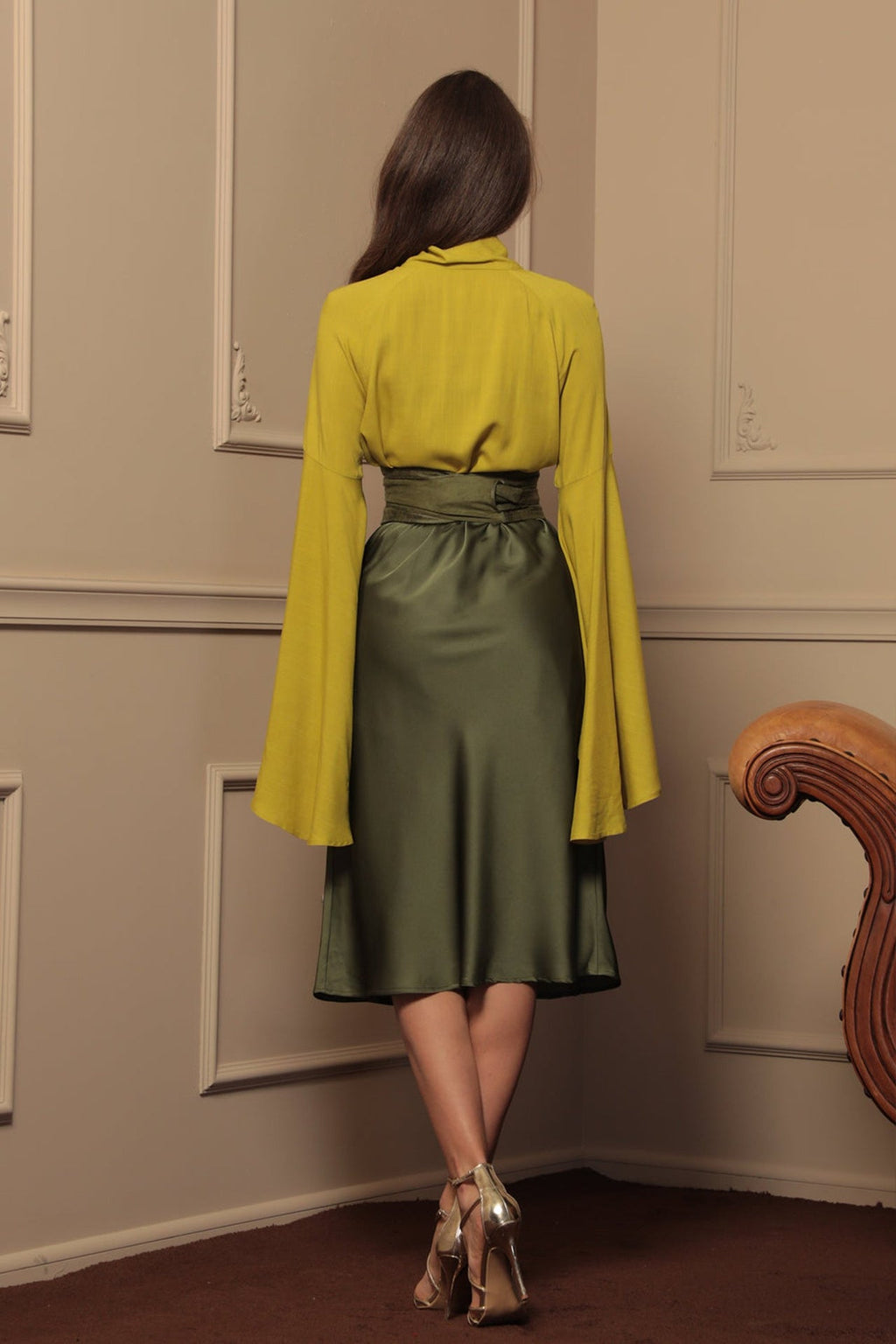 JUPE EN SATIN COUPE BIAIS AVEC CEINTURE ÉLASTIQUE VERT OLIVE - ESSENTIALS