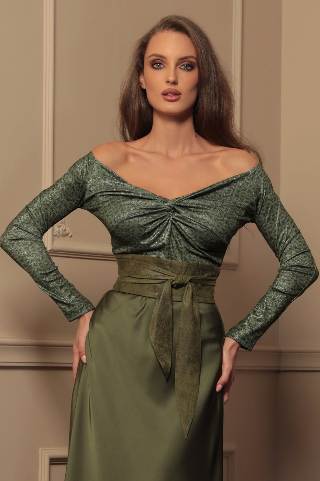 TOP WITH TWIST DETAIL AND LONG SLEEVES - EMERALD GREEN LOGO