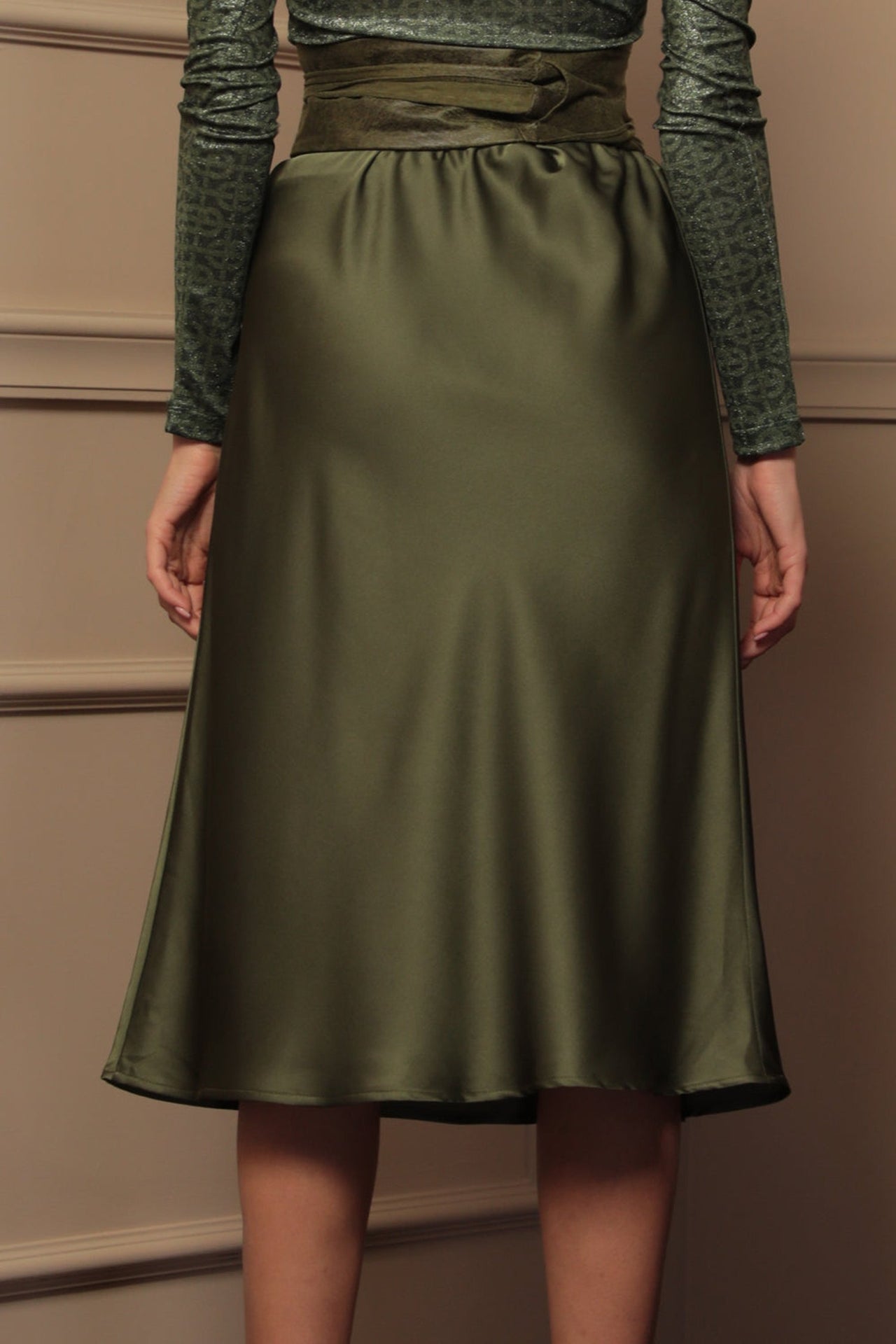 JUPE EN SATIN COUPE BIAIS AVEC CEINTURE ÉLASTIQUE VERT OLIVE - ESSENTIALS