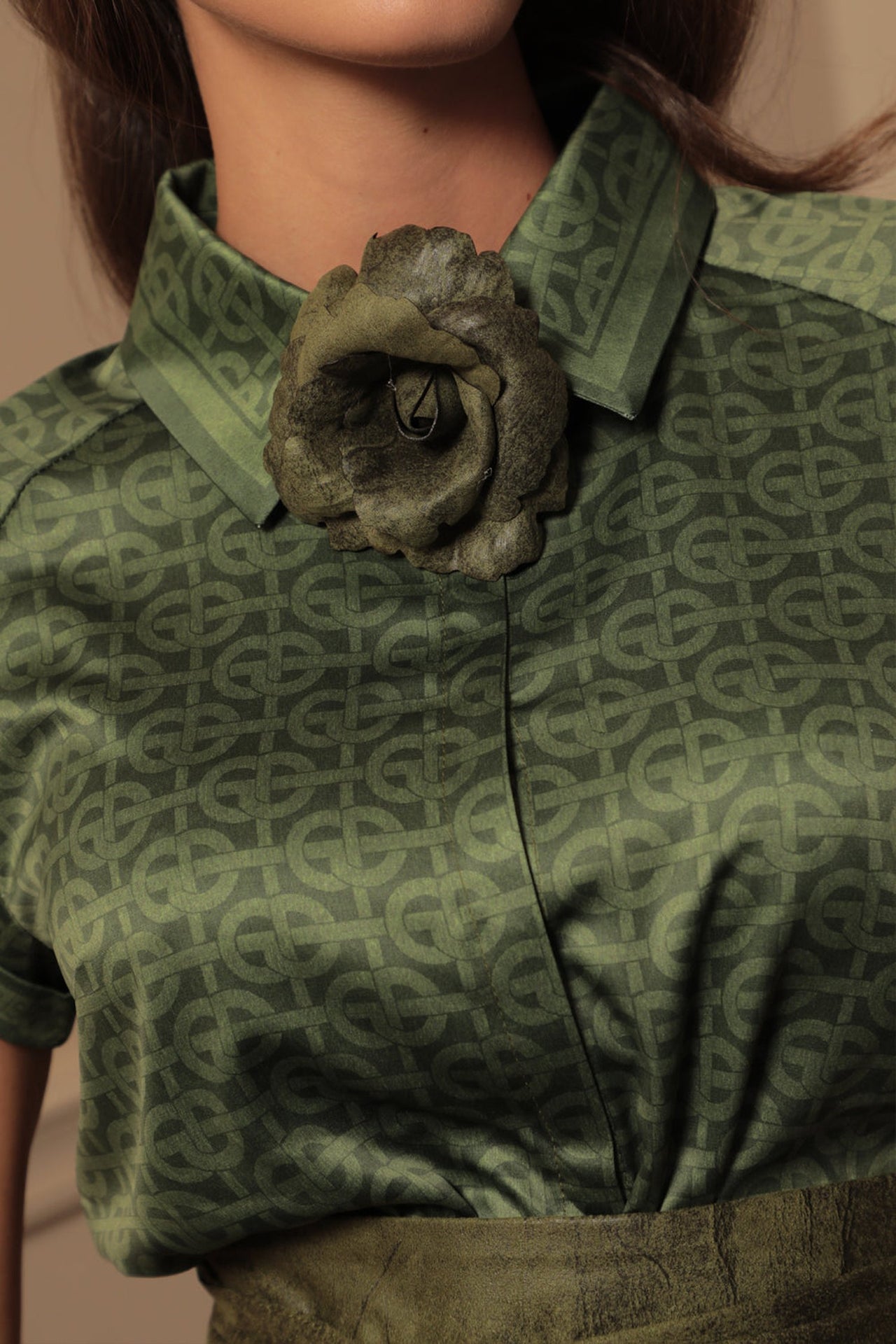 PETITE BROCHE ROSE VERTE ASPECT DAIM