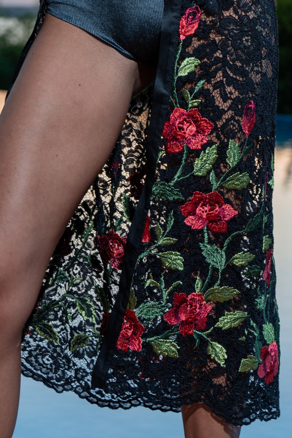 BLACK LACE KIMONO WITH FLOWERS AND BELT - ESSENTIALS