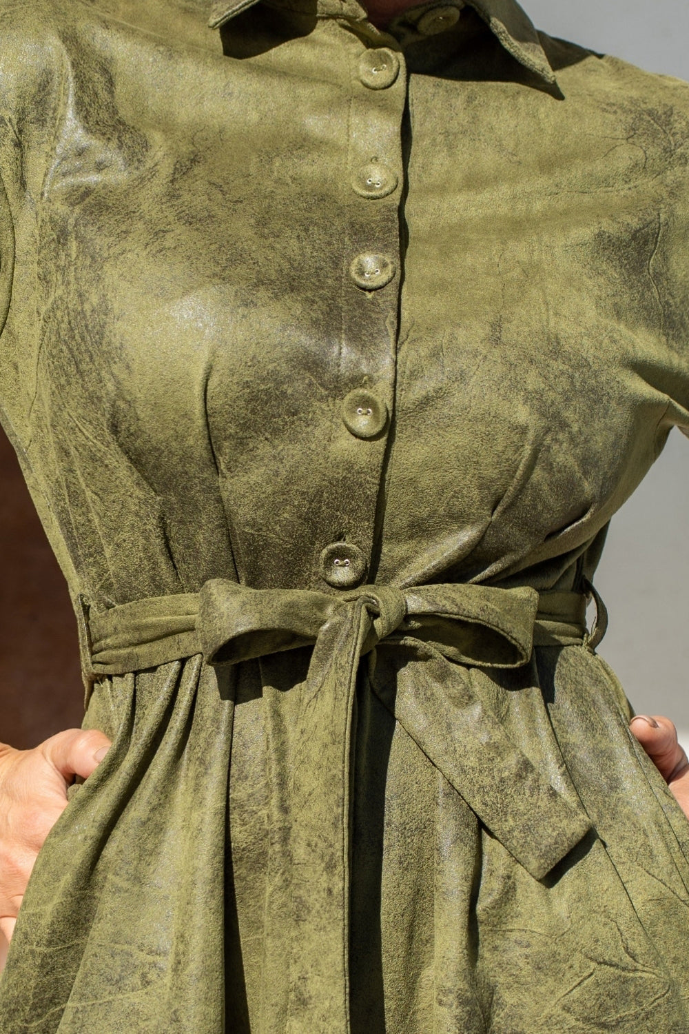 ROBE CHEMISE ASPECT DAIM VERT OLIVE - ESSENTIALS