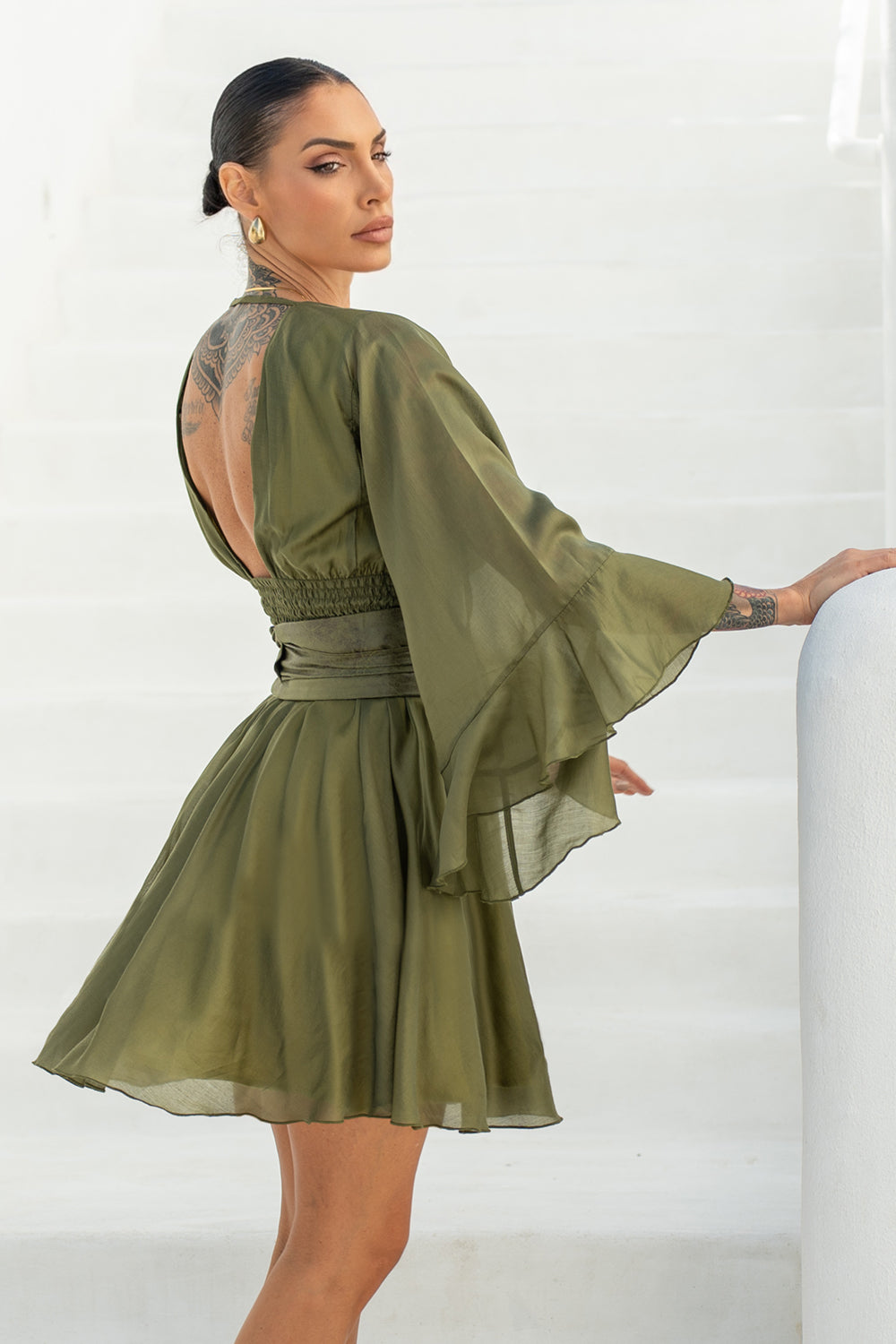 SHORT TENCEL DRESS WITH WIDE SLEEVES IN OLIVE GREEN - ESSENTIALS JIORO КЪСА РОКЛЯ ОТ ЛИОЦЕЛ С ШИРОК РЪКАВ В ЗЕЛЕНО - ESSENTIALS JIORO