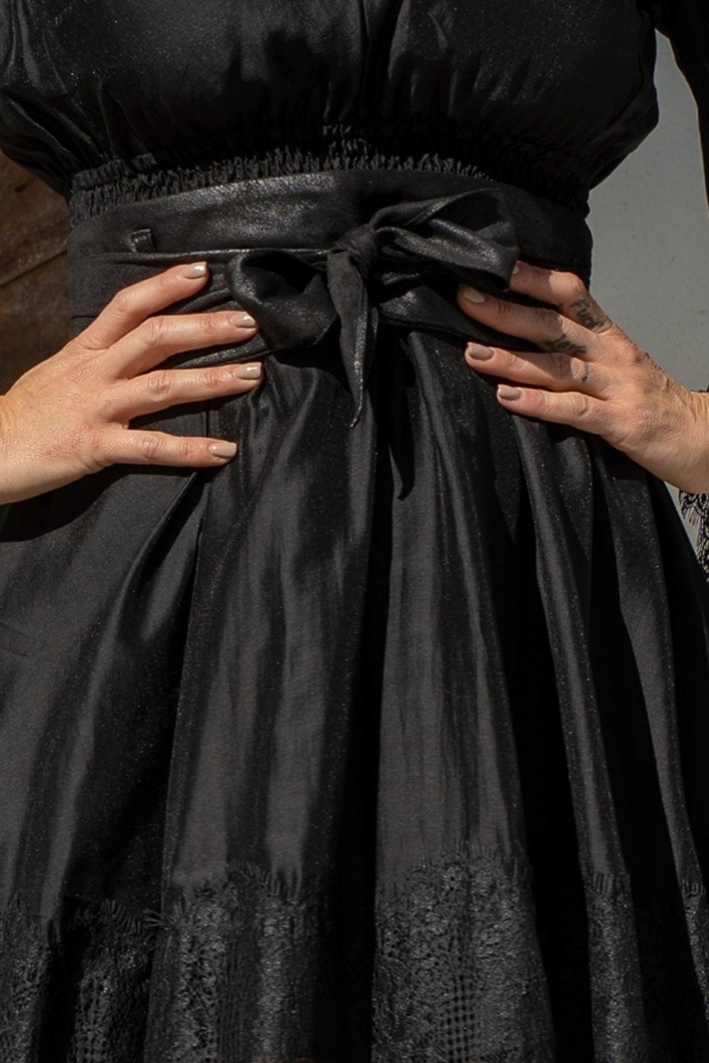 ROBE COURTE EN TENCEL AVEC DENTELLE NOIRE - ESSENTIALS