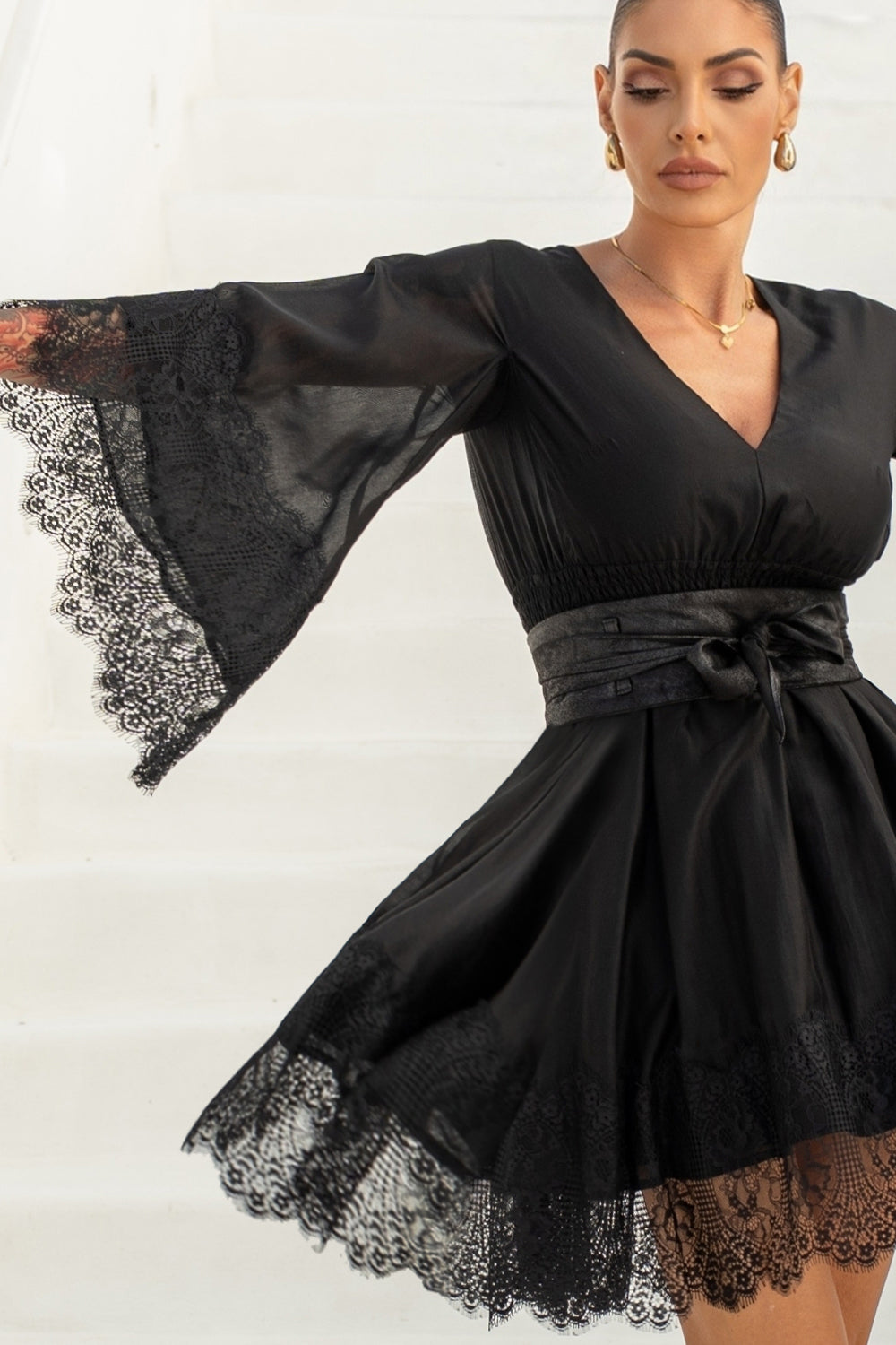 ROBE COURTE EN TENCEL AVEC DENTELLE NOIRE - ESSENTIALS