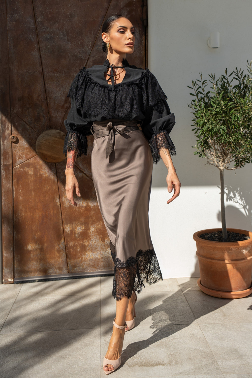 BOHEMIAN BLACK BLOUSE WITH PUFF SLEEVES AND LACE DETAILS - ESSENTIALS