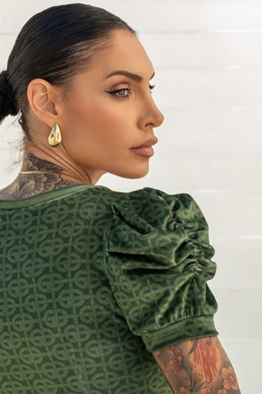 ROBE EN VELOURS À MANCHES BOUFFANTES - LOGO VERT ÉMERAUDE