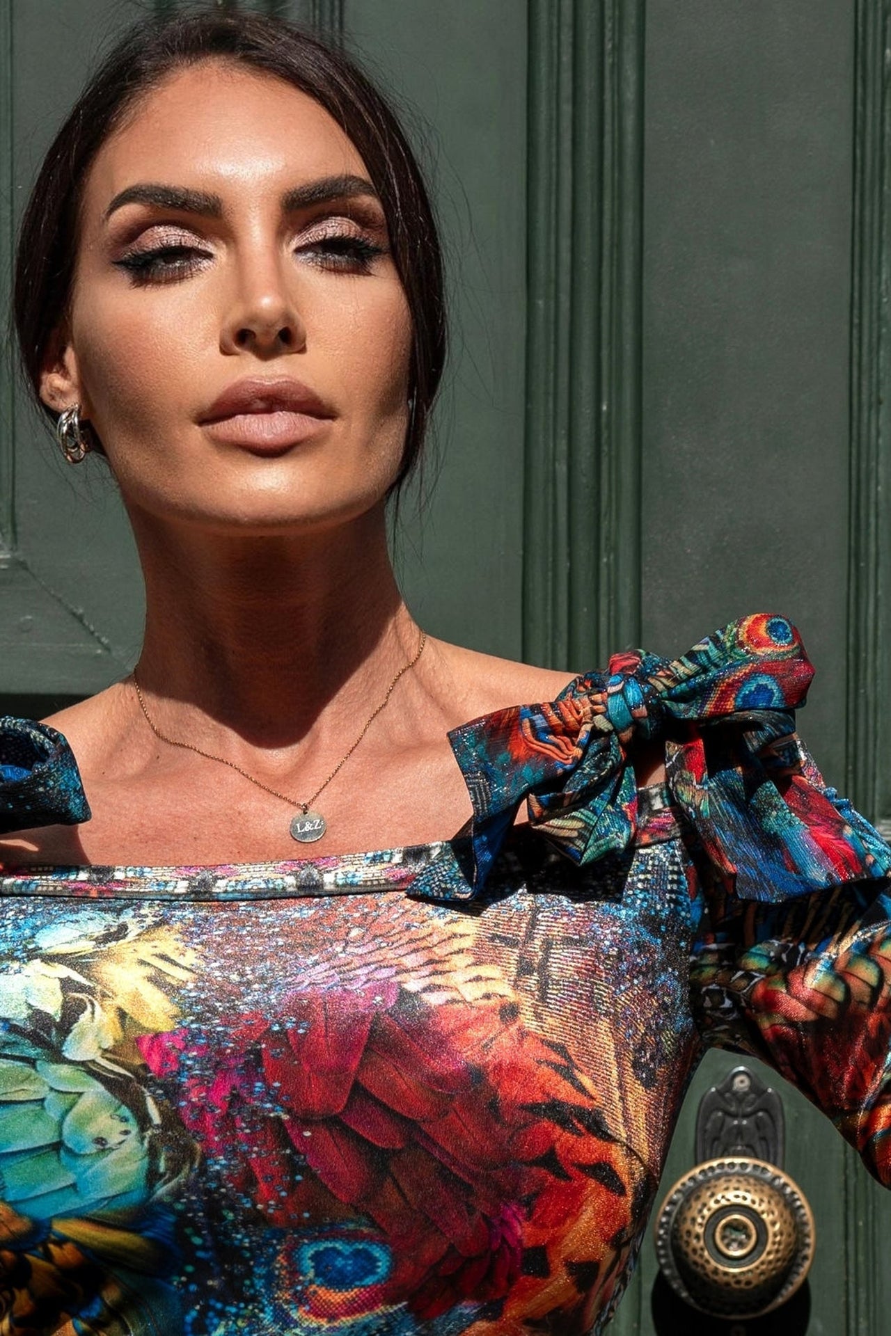 ROBE EN VELOURS AVEC DÉCOLLETÉ DOUX ET DÉTAILS EN RUBAN - AMAZONIA