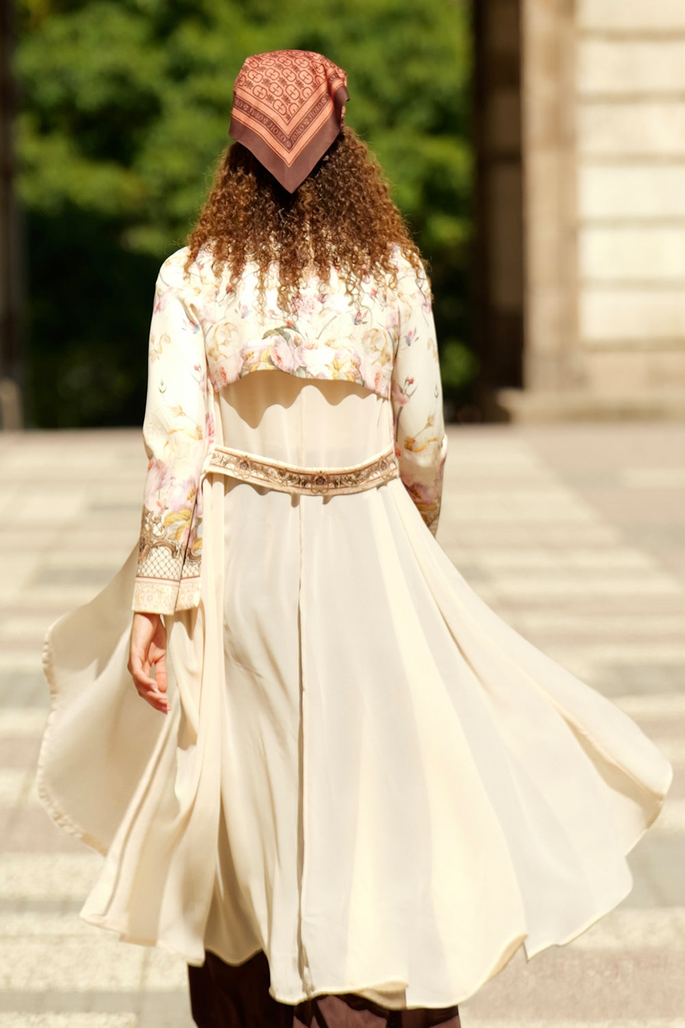 CARDIGAN ÉLÉGANT IMPRIMÉ AVEC DOS EN MOUSSELINE - FLEURS BAROQUES