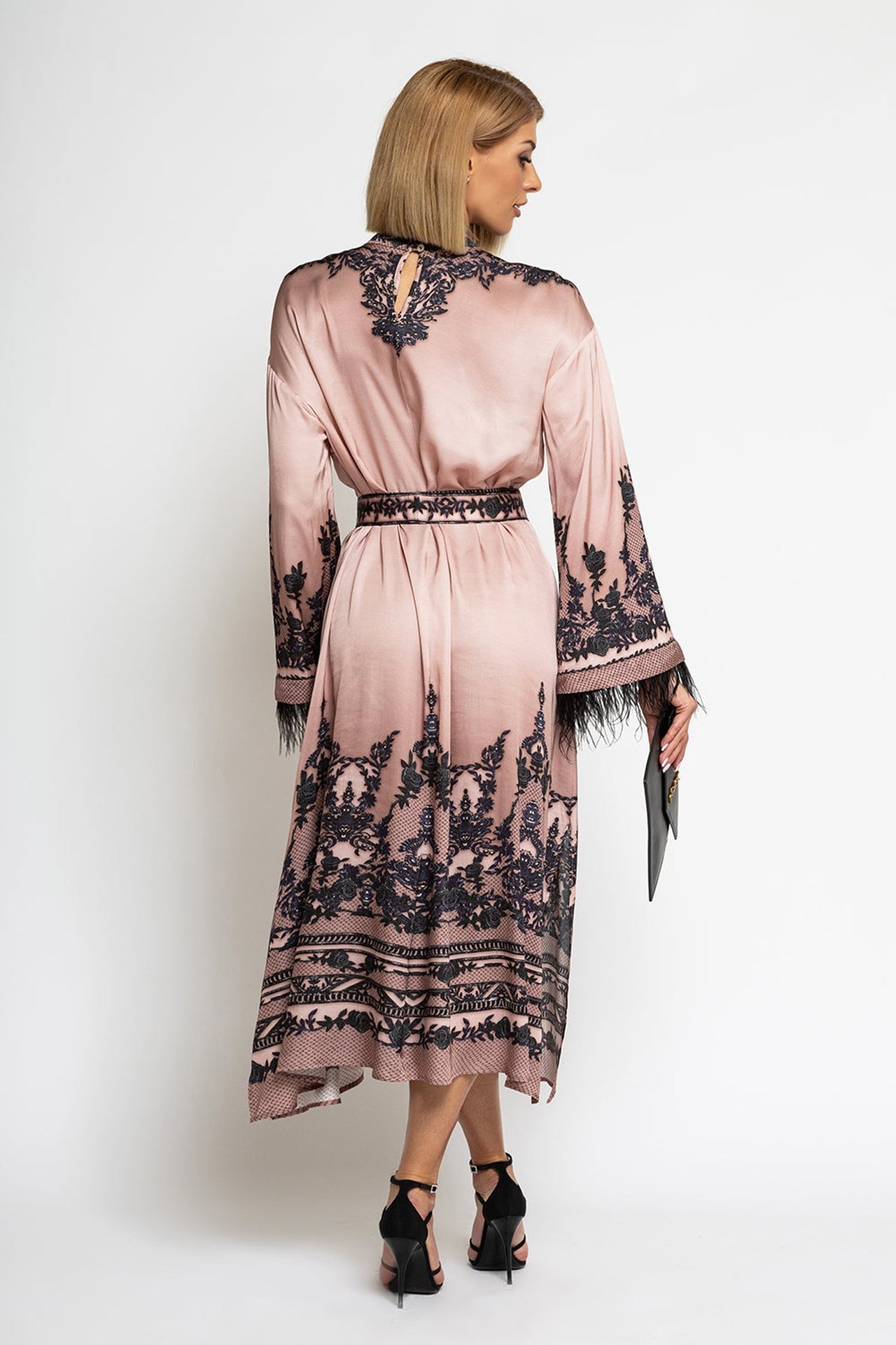 VISCOSE SATIN CAFTAN WITH FEATHERS - GRAFFITI POWDER JIORO КАФТАН ОТ ВИСКОЗА С ПЕРА - GRAFFITI POWDER JIORO