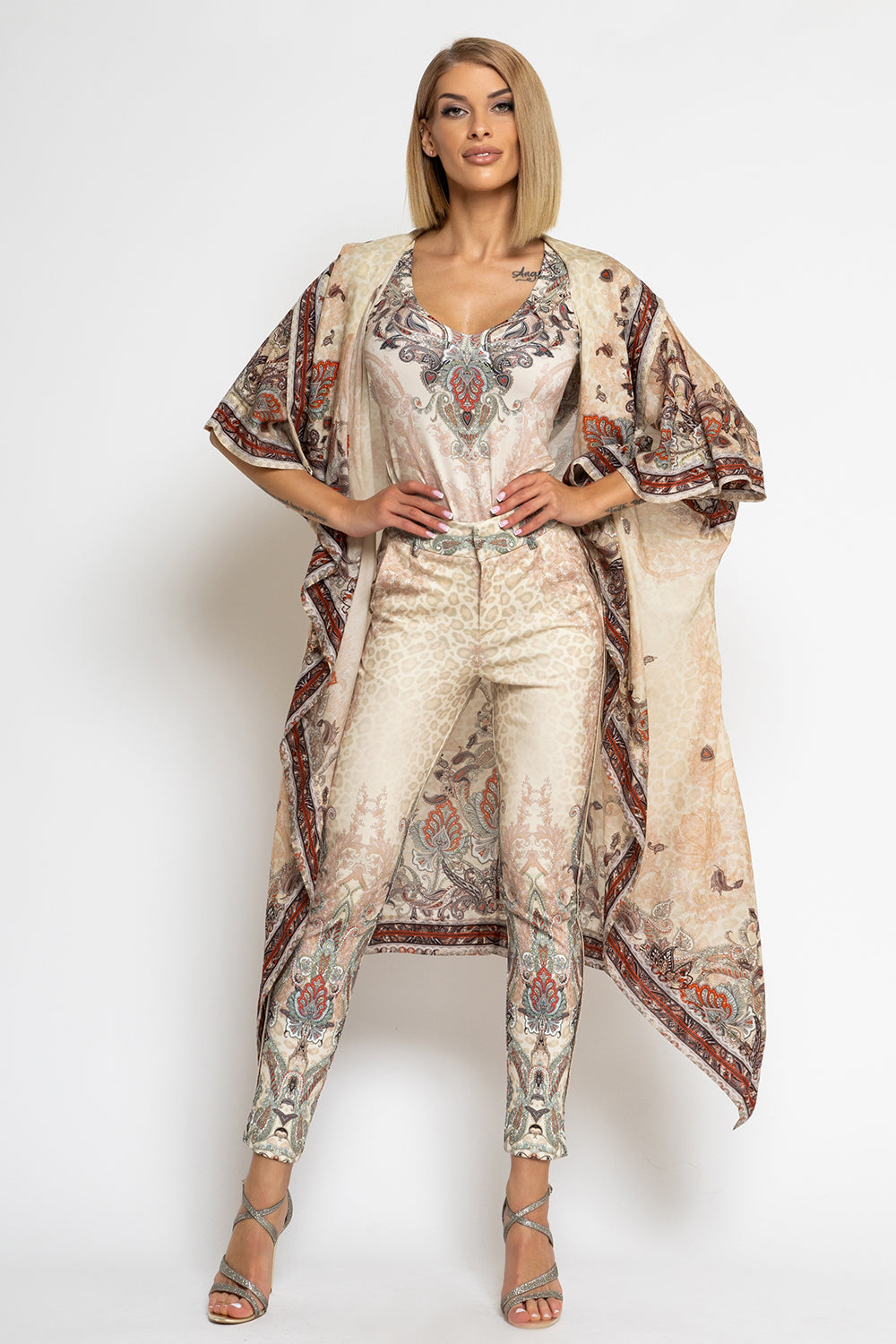 BASIC BLOUSE WITH V-NECKLINE - PAISLEY BEIGE