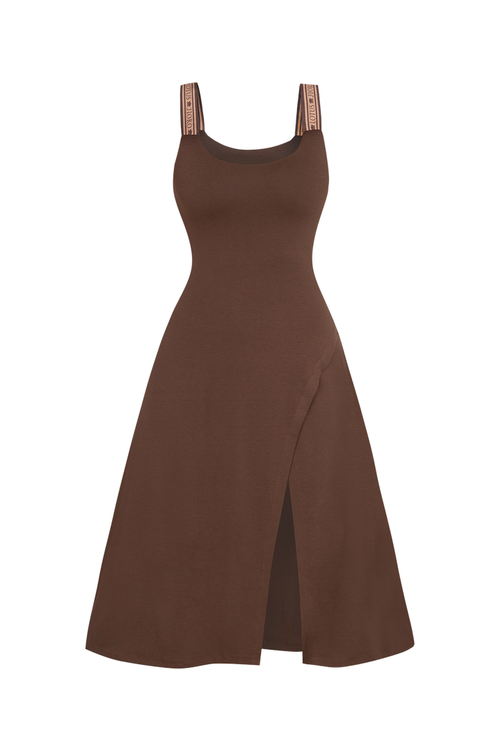 BROWN VISCOSE STRAP DRESS WITH ELASTIC DETAIL AND SOFT A-LINE SILHOUETTE - ESSENTIALS JIORO РОКЛЯ ОТ ВИСКОЗА С ЕЛАСТИЧНИ ПРЕЗРАМКИ И А-СИЛУЕТ В КАФЯВО - ESSENTIALS JIORO