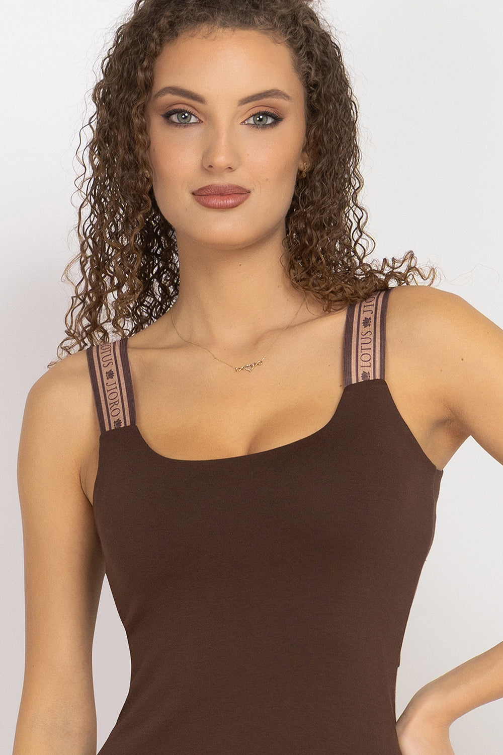 BROWN VISCOSE STRAP DRESS WITH ELASTIC DETAIL AND SOFT A-LINE SILHOUETTE - ESSENTIALS JIORO РОКЛЯ ОТ ВИСКОЗА С ЕЛАСТИЧНИ ПРЕЗРАМКИ И А-СИЛУЕТ В КАФЯВО - ESSENTIALS JIORO