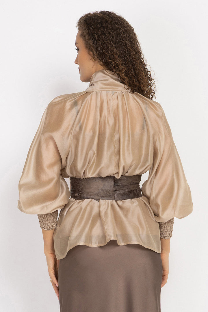 BOHEMIAN BEIGE LYOCELL BLOUSE WITH PUFF SLEEVES AND TIE-FRONT COLLAR - ESSENTIALS JIORO БОХЕМСКА РИЗА ОТ ЛИОЦЕЛ В БЕЖОВО С БОГАТИ РЪКАВИ И ВРЪЗКА - ESSENTIALS JIORO