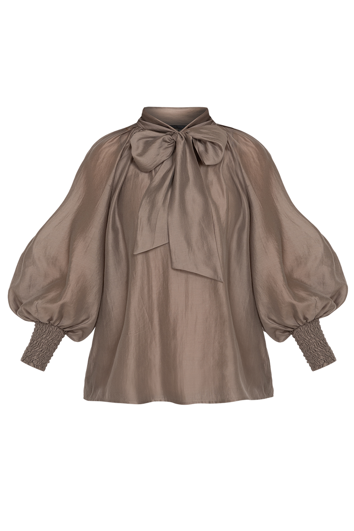 BOHEMIAN MOCHA LYOCELL BLOUSE WITH PUFF SLEEVES AND TIE-FRONT COLLAR - ESSENTIALS JIORO БОХЕМСКА РИЗА ОТ ЛИОЦЕЛ С БОГАТИ РЪКАВИ И ВРЪЗКА В МОКА JIORO