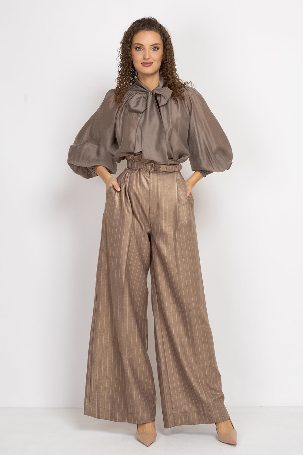 BOHEMIAN MOCHA LYOCELL BLOUSE WITH PUFF SLEEVES AND TIE-FRONT COLLAR - ESSENTIALS JIORO БОХЕМСКА РИЗА ОТ ЛИОЦЕЛ С БОГАТИ РЪКАВИ И ВРЪЗКА В МОКА JIORO