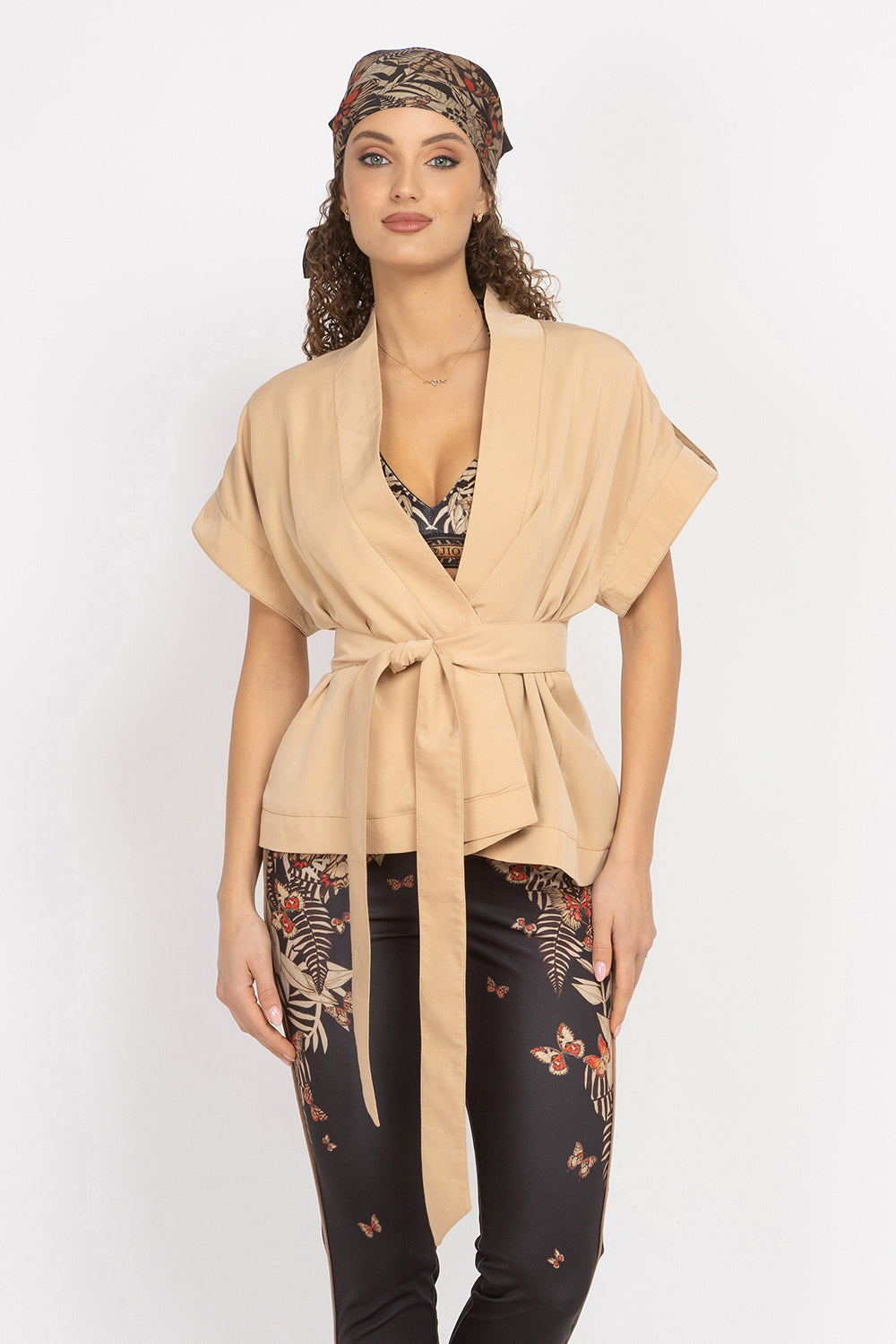 BEIGE SHORT-SLEEVE JACKET WITH BELT AND LINING - ESSENTIALS JIORO  САКО ОТ ЛИОСЕЛ ТИП КИМОНО С КЪС РЪКАВ И КОЛАН В БЕЖОВО - ESSENTIALS JIORO