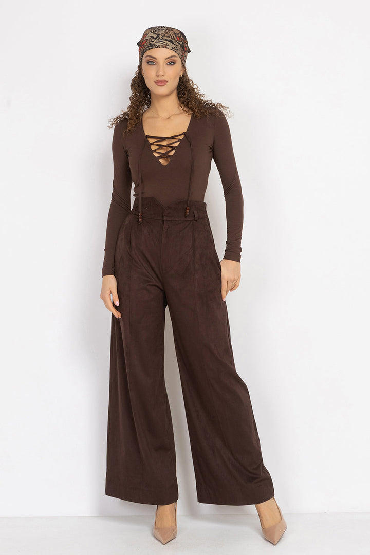 BROWN VISCOSE STRETCH BODYSUIT WITH DEEP V-NECK AND SUEDE TIE DETAIL - ESSENTIALS JIORO КАФЯВО БОДИ ОТ ВИСКОЗА С ДЪЛБОКО V-ОБРАЗНО ДЕКОЛТЕ И ВЕЛУРЕНИ ВРЪЗКИ - ESSENTIALS JIORO