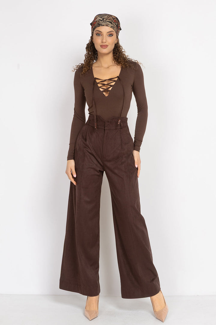 BROWN VISCOSE STRETCH BODYSUIT WITH DEEP V-NECK AND SUEDE TIE DETAIL - ESSENTIALS JIORO КАФЯВО БОДИ ОТ ВИСКОЗА С ДЪЛБОКО V-ОБРАЗНО ДЕКОЛТЕ И ВЕЛУРЕНИ ВРЪЗКИ - ESSENTIALS JIORO