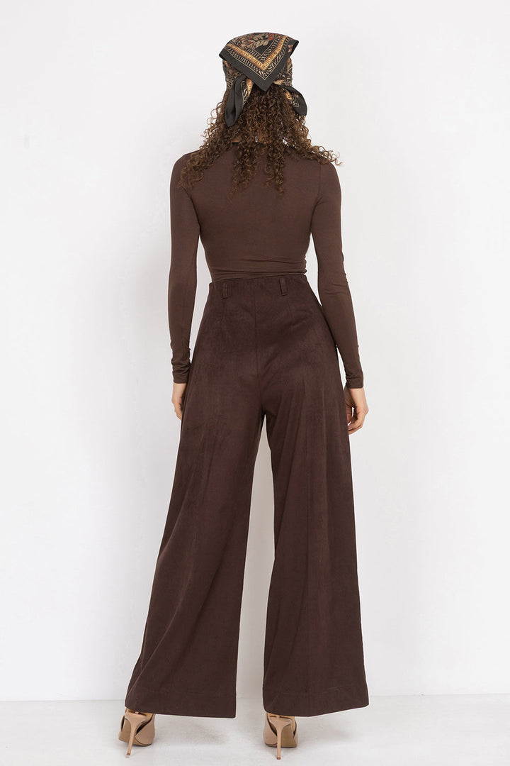 BROWN VISCOSE STRETCH BODYSUIT WITH DEEP V-NECK AND SUEDE TIE DETAIL - ESSENTIALS JIORO КАФЯВО БОДИ ОТ ВИСКОЗА С ДЪЛБОКО V-ОБРАЗНО ДЕКОЛТЕ И ВЕЛУРЕНИ ВРЪЗКИ - ESSENTIALS JIORO