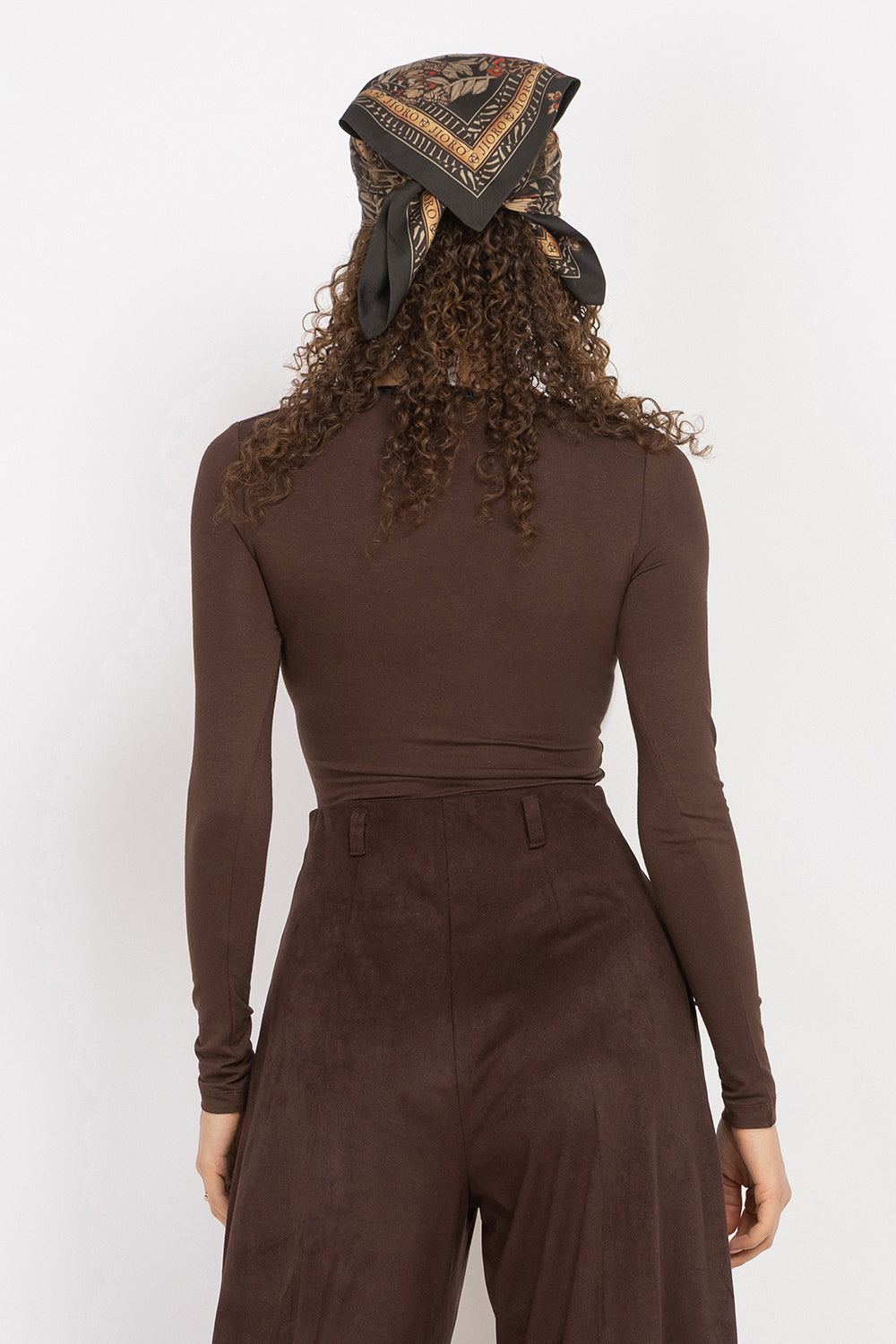 BROWN VISCOSE STRETCH BODYSUIT WITH DEEP V-NECK AND SUEDE TIE DETAIL - ESSENTIALS JIORO КАФЯВО БОДИ ОТ ВИСКОЗА С ДЪЛБОКО V-ОБРАЗНО ДЕКОЛТЕ И ВЕЛУРЕНИ ВРЪЗКИ - ESSENTIALS JIORO