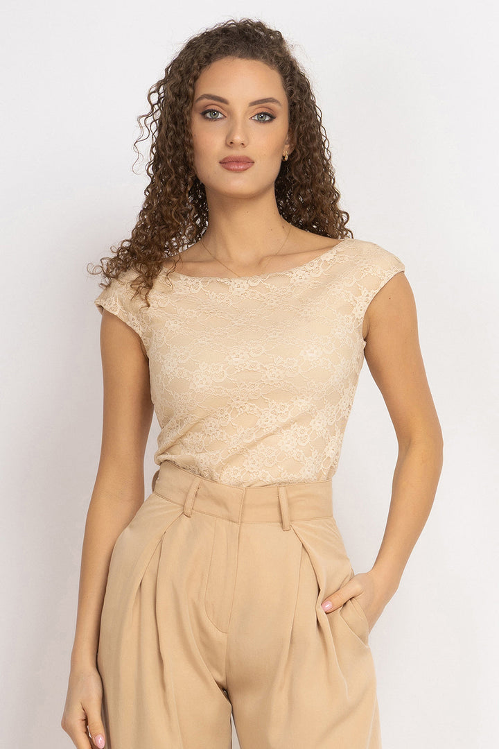 DOUBLE-LAYER LACE TOP WITH BOAT NECKLINE IN BEIGE - ESSENTIALS JIORO ДВУСЛОЕН ДАНТЕЛЕН ТОП В БЕЖОВО С ЛОДКА ДЕКОЛТЕ И ПОДПЛАТА ОТ ПАМУК - ESSENTIALS JIORO