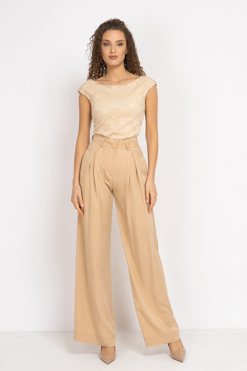 DOUBLE-LAYER LACE TOP WITH BOAT NECKLINE IN BEIGE - ESSENTIALS JIORO ДВУСЛОЕН ДАНТЕЛЕН ТОП В БЕЖОВО С ЛОДКА ДЕКОЛТЕ И ПОДПЛАТА ОТ ПАМУК - ESSENTIALS JIORO