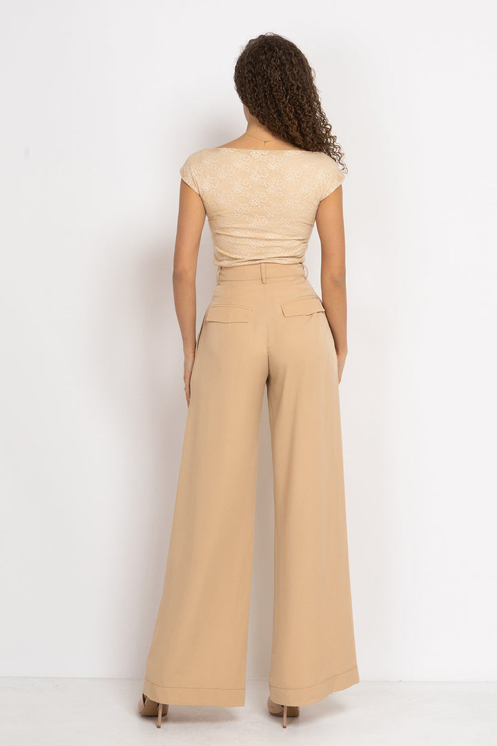 DOUBLE-LAYER LACE TOP WITH BOAT NECKLINE IN BEIGE - ESSENTIALS JIORO ДВУСЛОЕН ДАНТЕЛЕН ТОП В БЕЖОВО С ЛОДКА ДЕКОЛТЕ И ПОДПЛАТА ОТ ПАМУК - ESSENTIALS JIORO