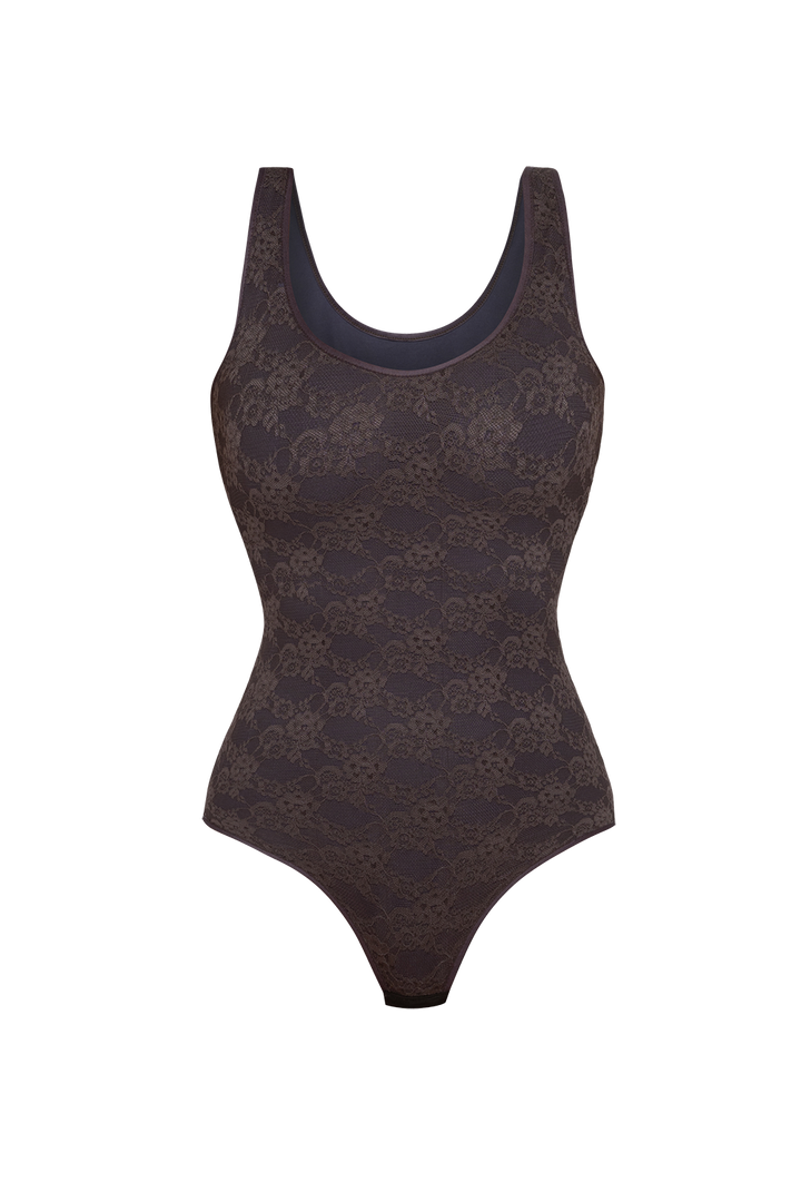 LACE BODYSUIT WITH DEEP SCOOP NECKLINE ESPRESSO - ESSENTIALS JIORO ДАНТЕЛЕНО БОДИ ПОТНИК С ДЪЛБОКО ОВАЛНО ДЕКОЛТЕ - ESSENTIALS JIORO