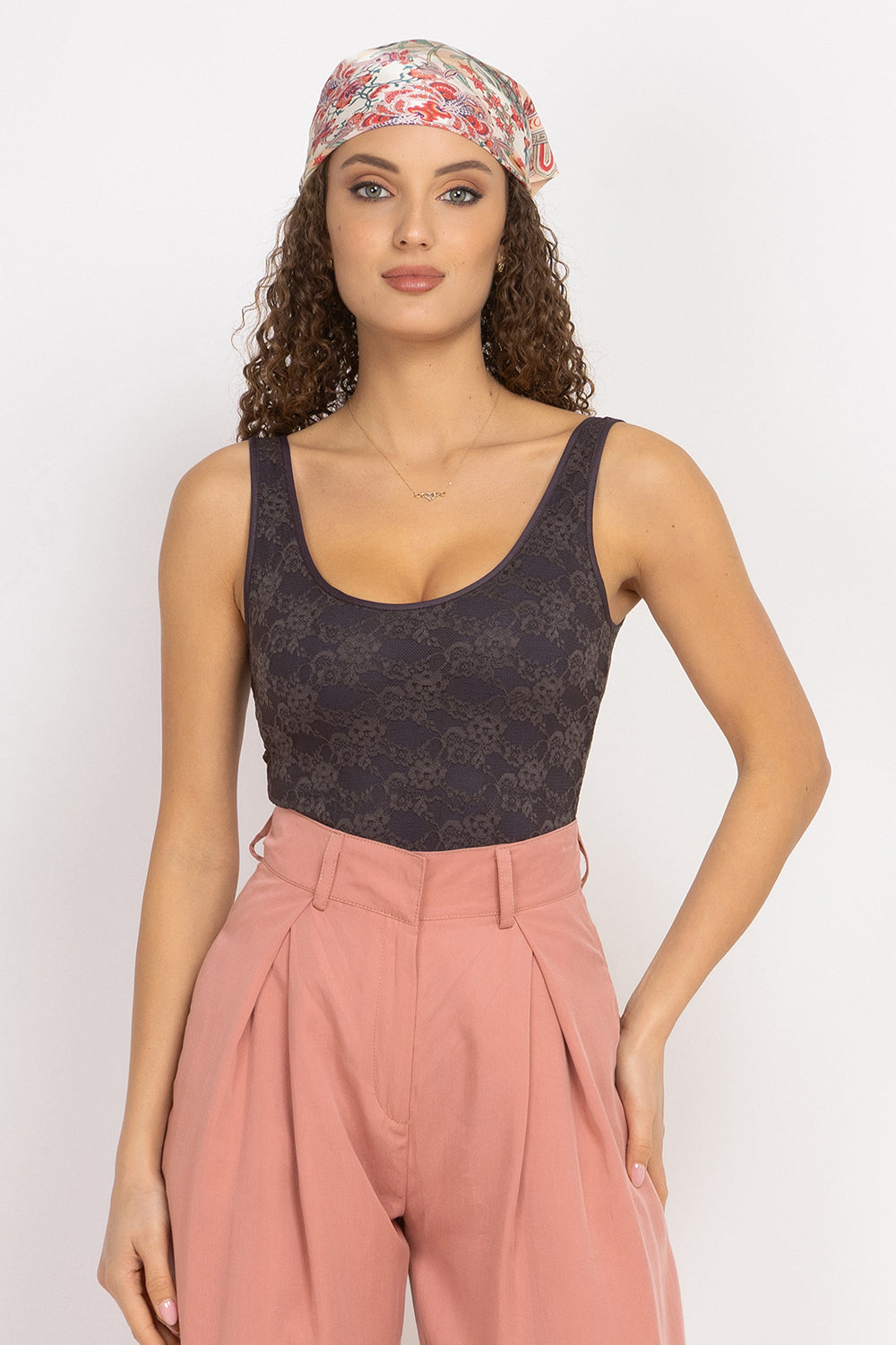 LACE BODYSUIT WITH DEEP SCOOP NECKLINE ESPRESSO - ESSENTIALS JIORO ДАНТЕЛЕНО БОДИ ПОТНИК С ДЪЛБОКО ОВАЛНО ДЕКОЛТЕ - ESSENTIALS JIORO