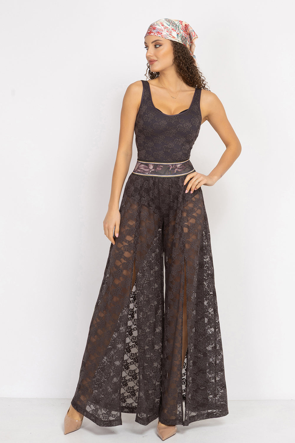 LONG FLARED LACE PANTS WITH SLITS ESPRESSO - ESSENTIALS JIORO ДЪЛЪГ КЛОШ ПАНТАЛОН ОТ ДАНТЕЛА В ЦВЯТ ЕСПРЕСО С ДЪЛБОКИ ЦЕПКИ – ESSENTIALS JIORO