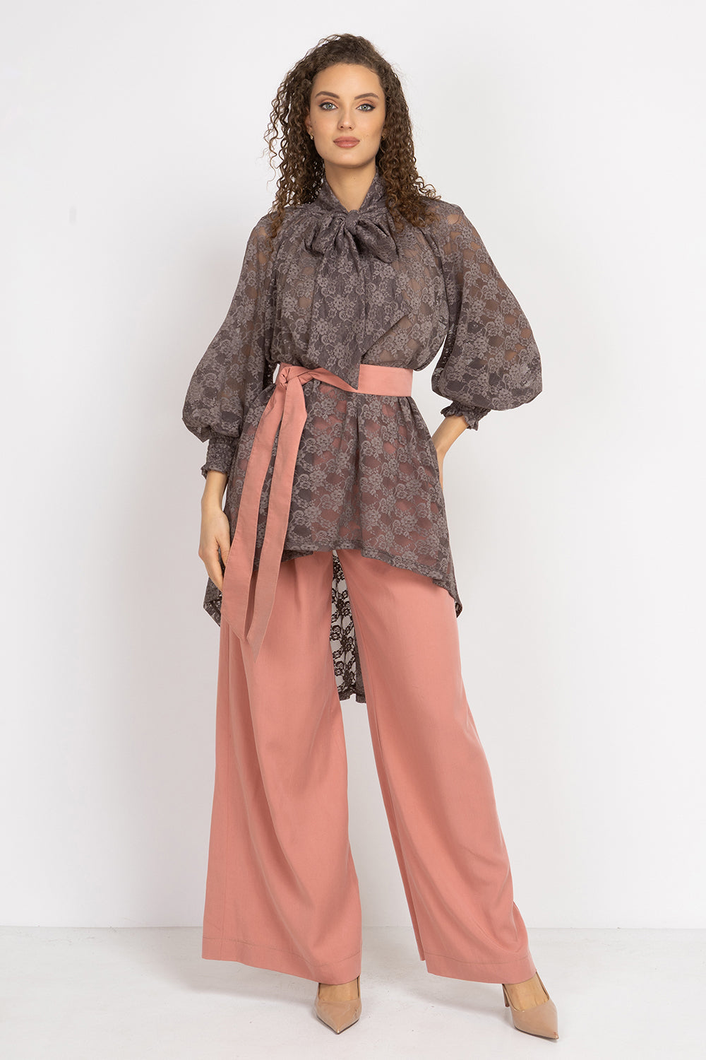 MOCHA LACE SHIRT WITH FRONT BOW AND LONG BACK - ESSENTIALS JIORO ДАНТЕЛЕНА РИЗА В ЦВЯТ МОКА С ИЗДЪЛЖЕН ГРЪБ - ESSENTIALS JIORO