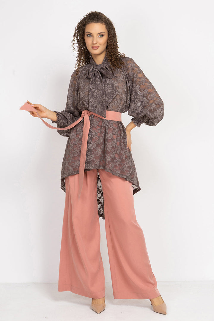 MOCHA LACE SHIRT WITH FRONT BOW AND LONG BACK - ESSENTIALS JIORO ДАНТЕЛЕНА РИЗА В ЦВЯТ МОКА С ИЗДЪЛЖЕН ГРЪБ - ESSENTIALS JIORO
