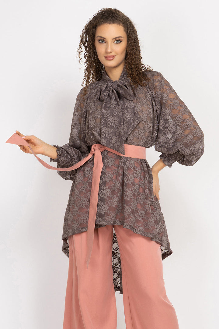 MOCHA LACE SHIRT WITH FRONT BOW AND LONG BACK - ESSENTIALS JIORO ДАНТЕЛЕНА РИЗА В ЦВЯТ МОКА С ИЗДЪЛЖЕН ГРЪБ - ESSENTIALS JIORO