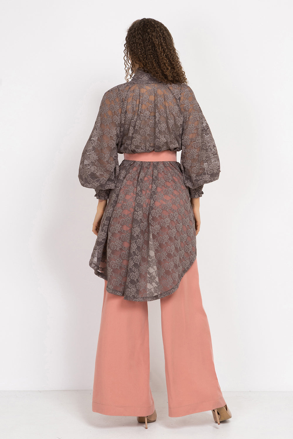 MOCHA LACE SHIRT WITH FRONT BOW AND LONG BACK - ESSENTIALS JIORO ДАНТЕЛЕНА РИЗА В ЦВЯТ МОКА С ИЗДЪЛЖЕН ГРЪБ - ESSENTIALS JIORO
